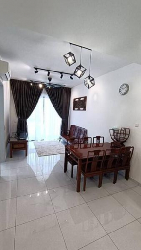 Cozy Sky Trees 4 Guests, Balcony, Netflix and Big TV A08